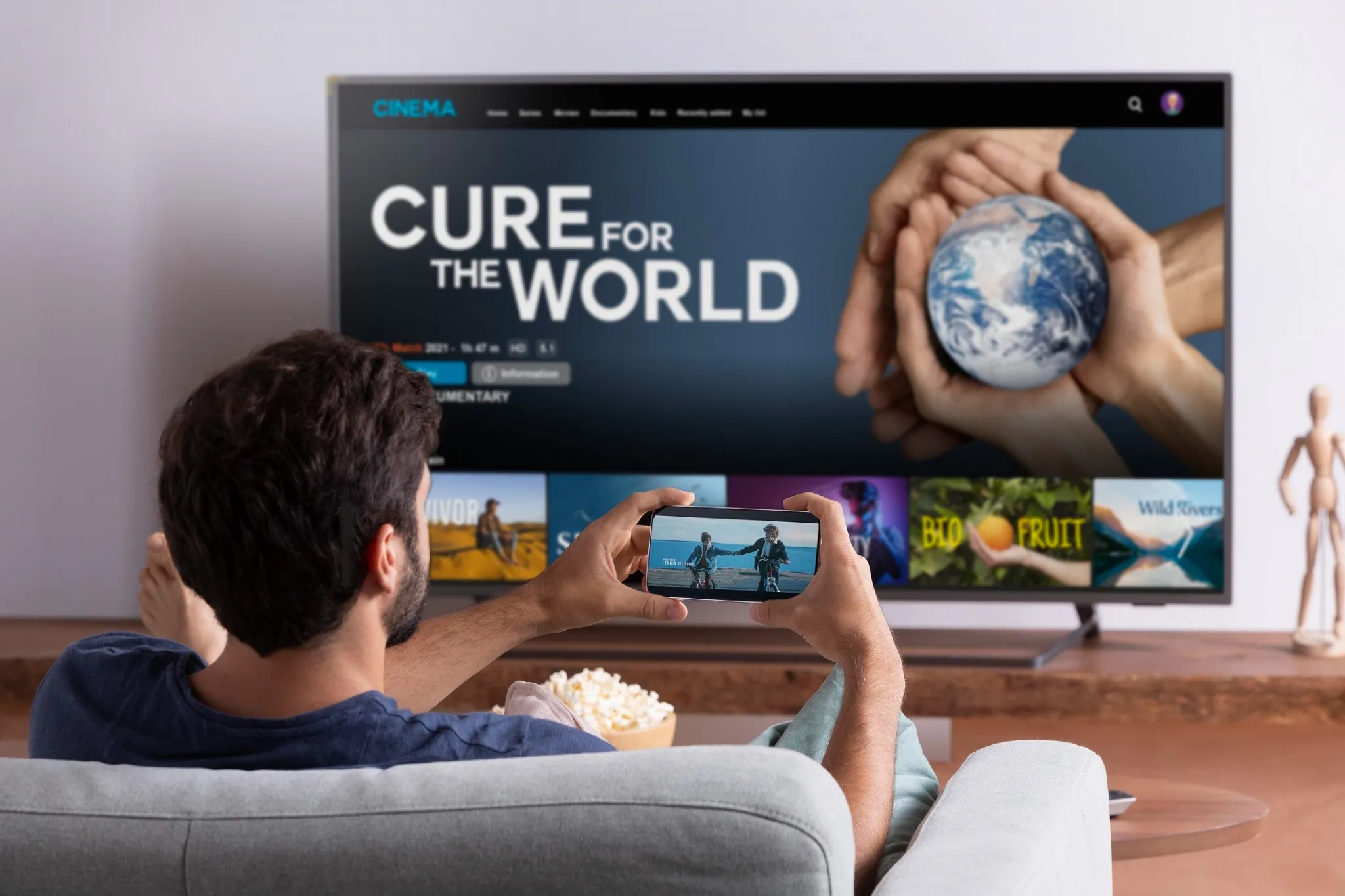 Revendeur IPTV Quebec – client profitant du service IPTV HD sur télévision et smartphone