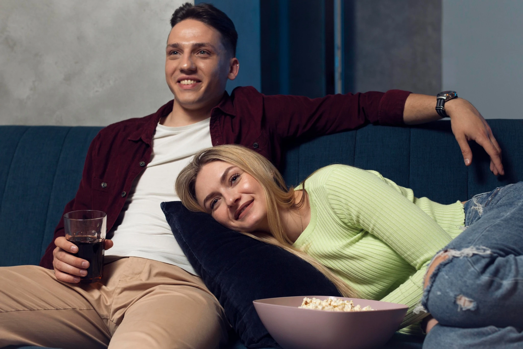 Couple détendu regardant la télévision en streaming – illustration pour Blog IPTV Quebec