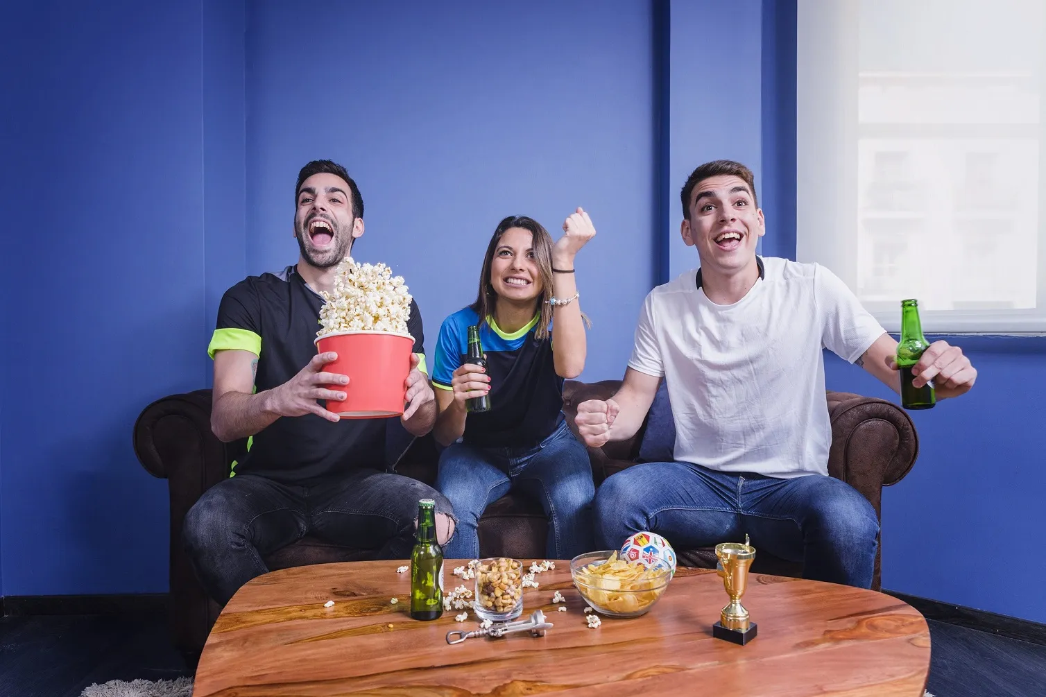 Fans de football profitant du meilleur iptv quebec​ pour regarder un match en direct