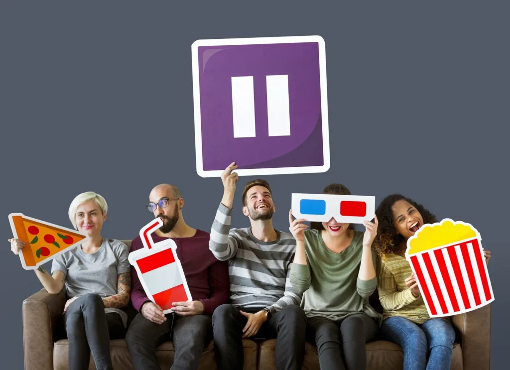 Groupe d’amis regardant IPTV QC avec films, popcorn et divertissement au Québec
