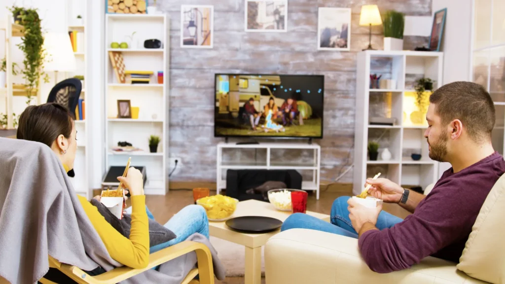 Jeune couple profitant d’un film à la maison – À propos de IPTV Quebec