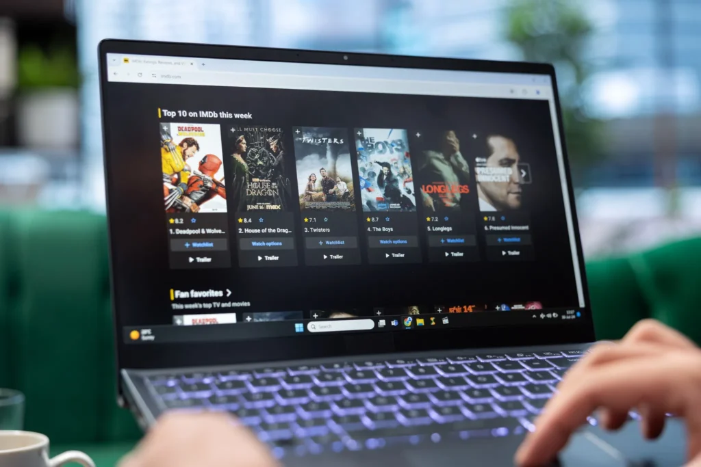Ordinateur portable affichant les films tendances sur IMDb – À propos de IPTV Quebec