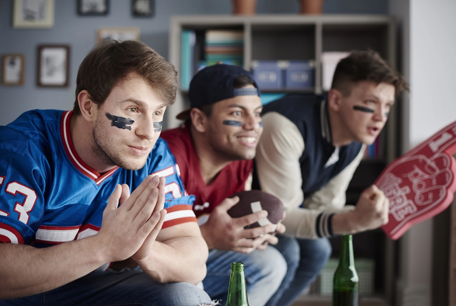 Un groupe d'amis québécois passionnés de sport en train de regarder un match en direct en 4K grâce au service d'iptv au quebec​ le plus stable.