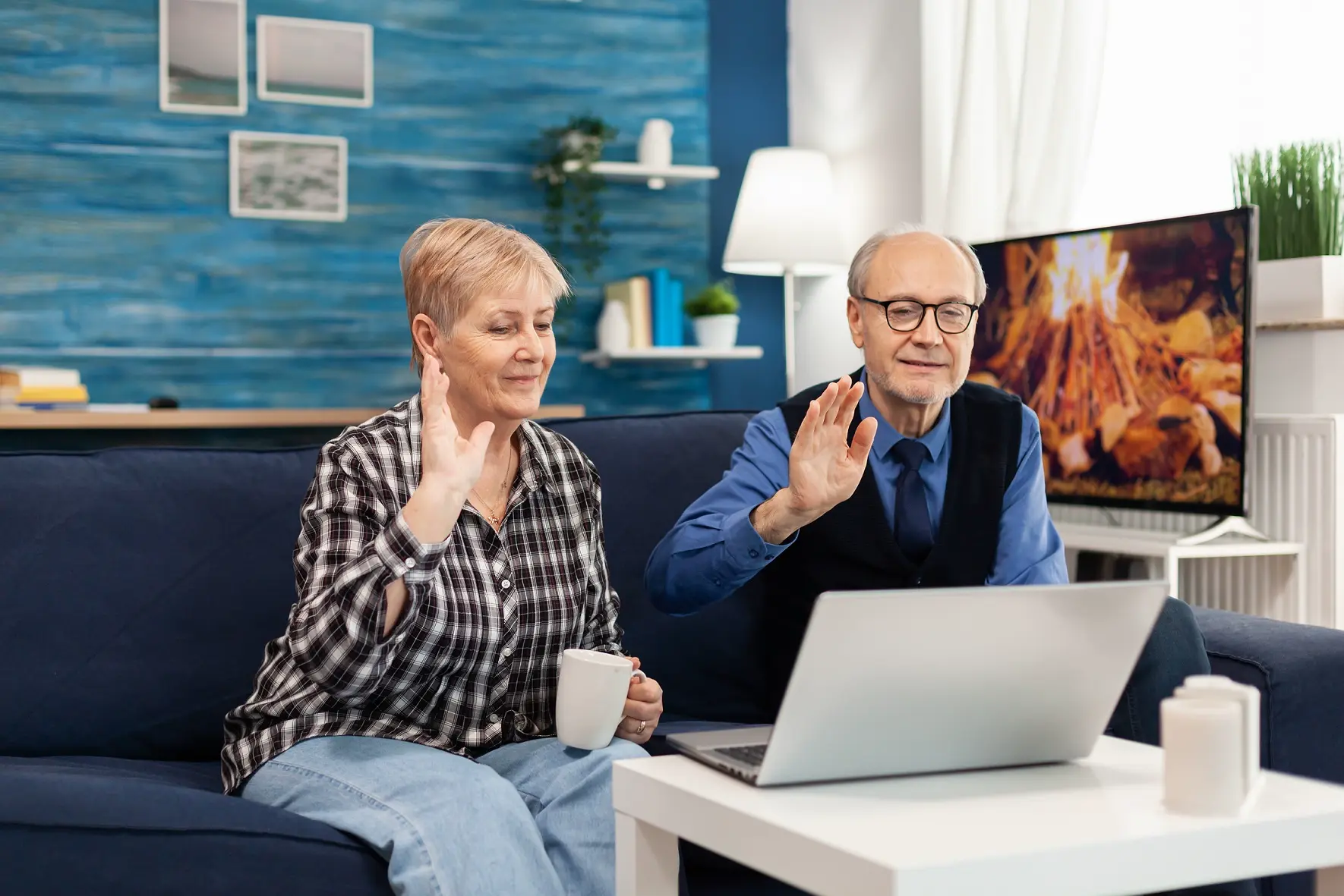 où acheter iptv quebec – seniors regardant la télévision en ligne depuis leur salon avec un ordinateur portable