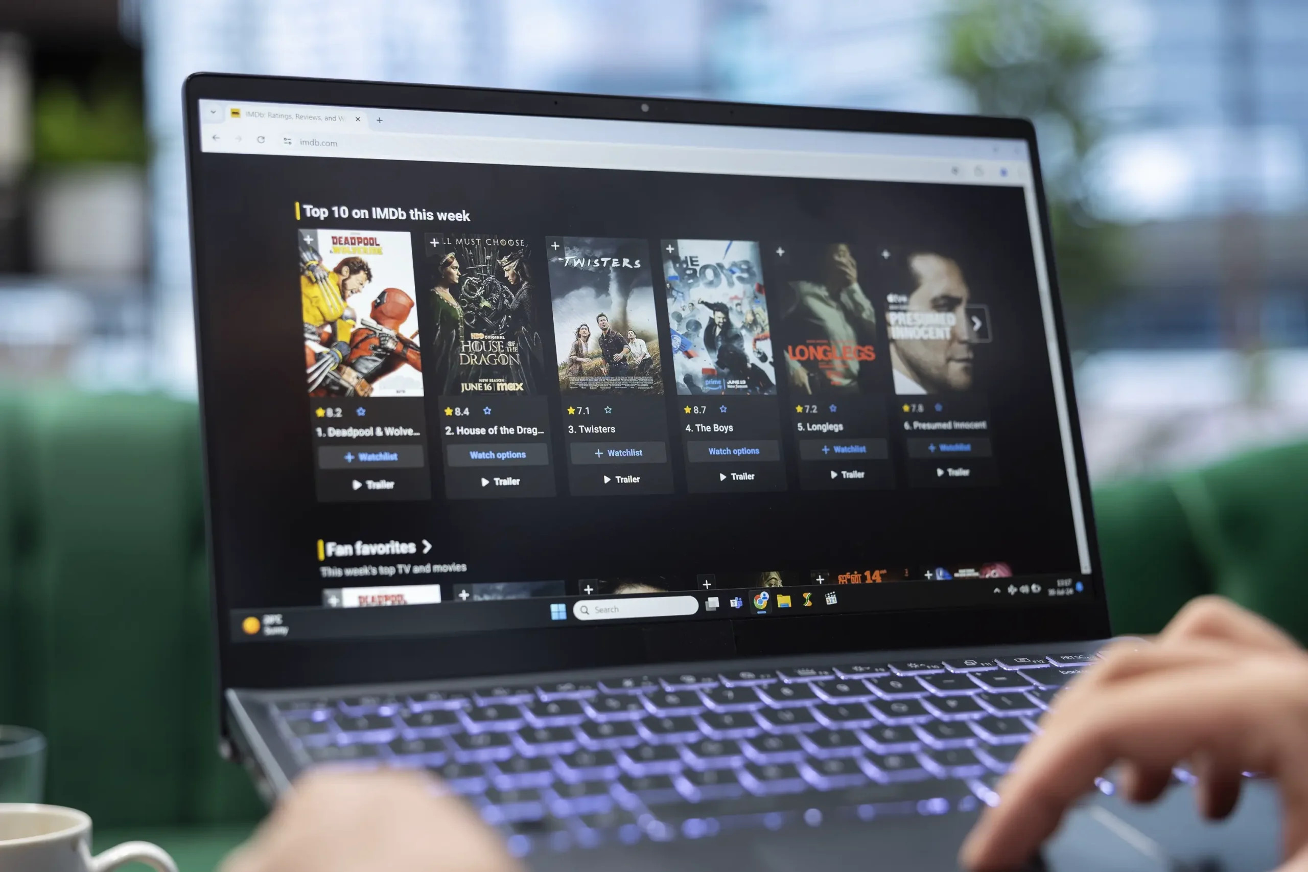 Comment fonctionne IPTV Quebec utilisateur naviguant sur un ordinateur portable affichant une plateforme de streaming avec films et séries en ligne