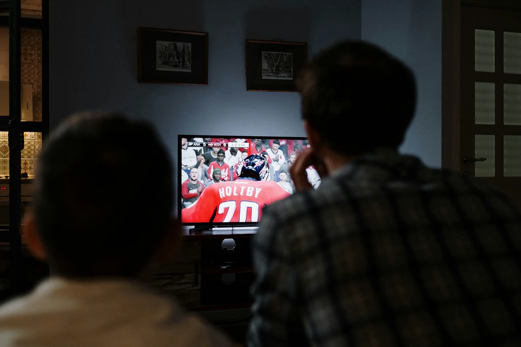 Deux personnes regardant toutes les chaînes IPTV Quebec sur leur télévision