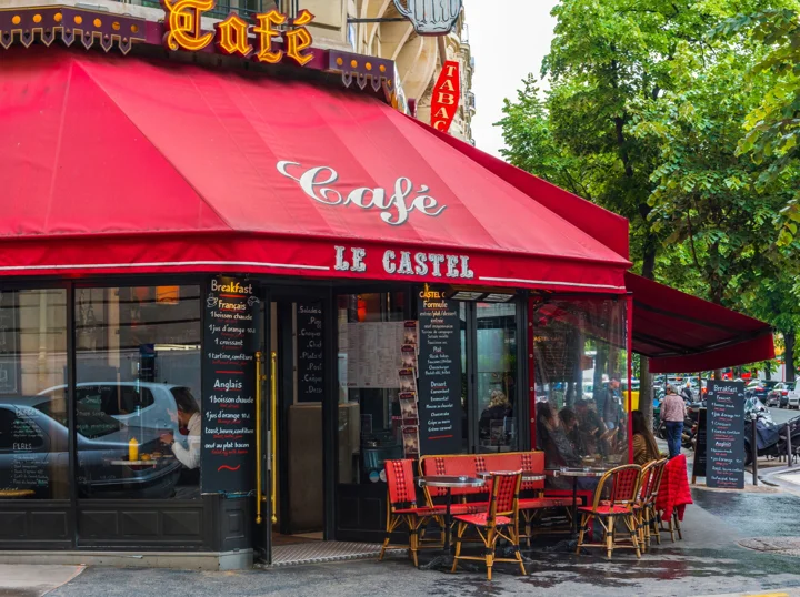 Terrasse de café et architecture parisienne